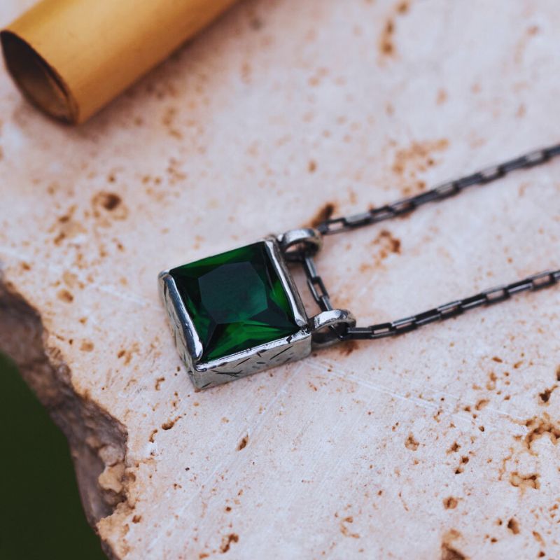 Colar Cristal Verde Esmeralda